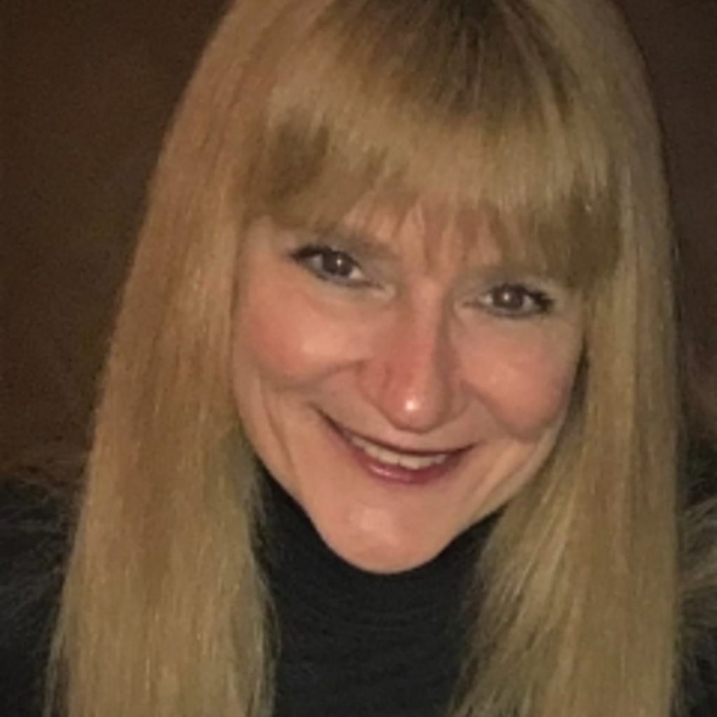 Cinda is a blonde haired lady who is smiling at the camera