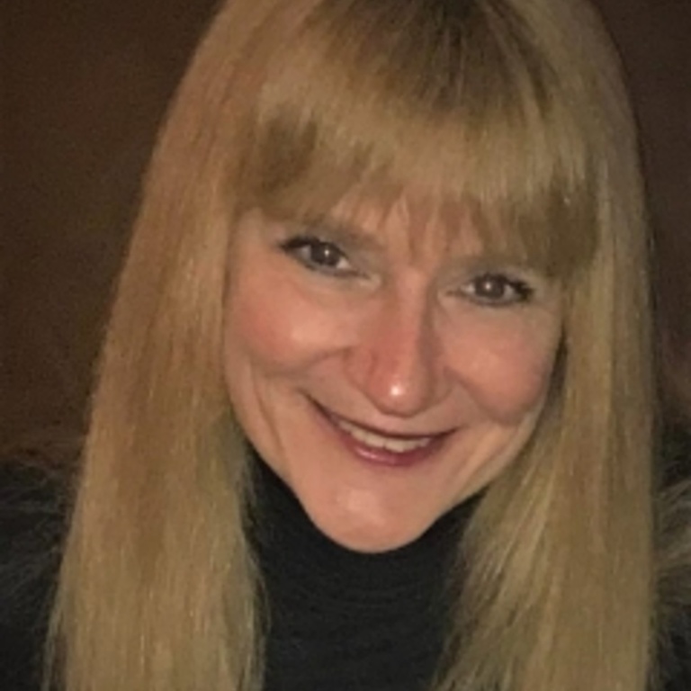 Cinda is a blonde haired lady who is smiling at the camera